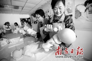 月嫂收入高，行业管理乱 母婴生活护理的光与影